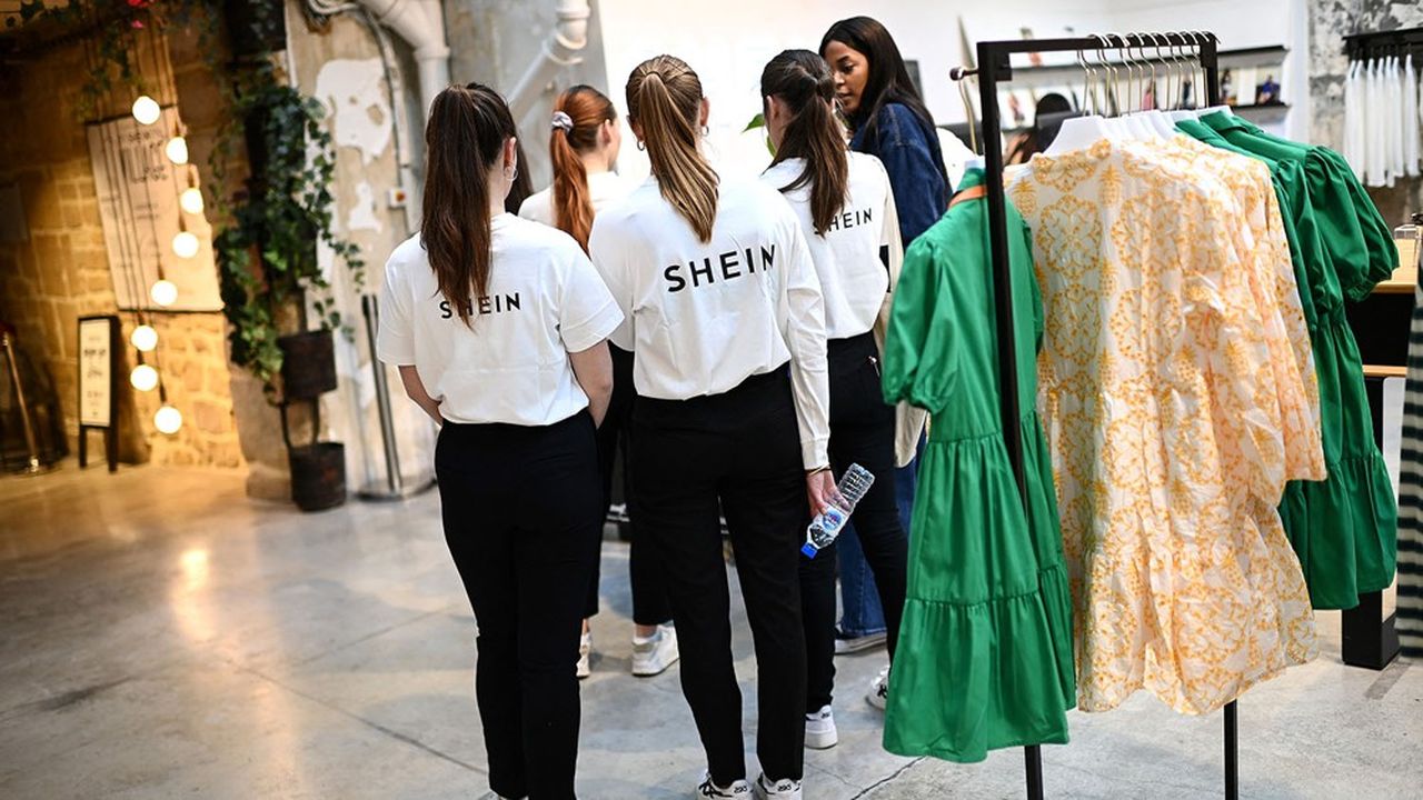Le magasin éphémère Shein, ouvert à Paris le 4 mai 2023 ; le chinois de l'ultra-fast fashion utilise les codes des marques de prêt-à-porter.