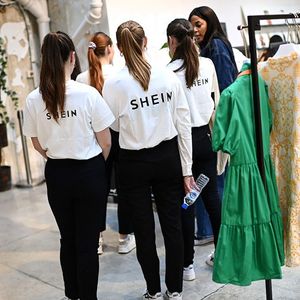 Le magasin éphémère Shein, ouvert à Paris le 4 mai 2023 ; le chinois de l'ultra-fast fashion utilise les codes des marques de prêt-à-porter.