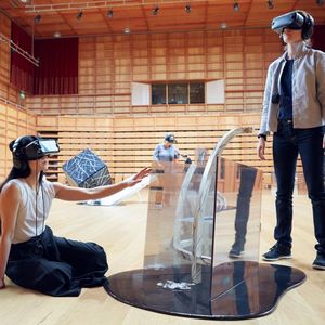 Whist est une pièce interactive, qui mêle théâtre et danse, portée par un dispositif de réalité virtuelle.
