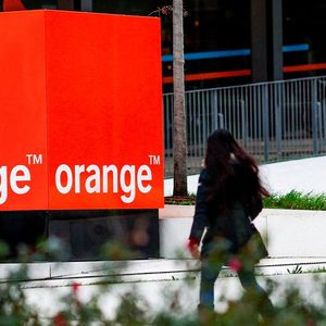 Orange a réalisé plus de 44 milliards d'euros de chiffre d'affaires en 2023, un chiffre en hausse de 1,8 %. 