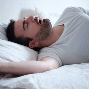 L'apnée du sommeil reste méconnue. Si 936 millions de personnes en souffrent dans le monde (selon une étude publiée dans The Lancet en 2019), 80 % de ces cas ne sont pas diagnostiqués.