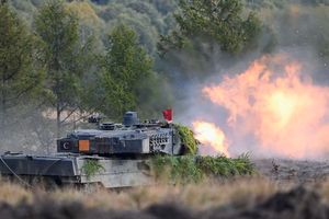 Un char Leopard 2 fait feu lors d'un exercice sur la base de Bergen, en Allemagne. Le budget défense de l'Allemagne va franchir en 2024 le seuil des 2 % du PIB, fixé par l'Otan à la suite de l'invasion de la Crimée.