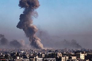 Le 11 février 2024, de nouveaux bombardements israéliens visent la ville de Khan Younès au sud de la bande de Gaza.