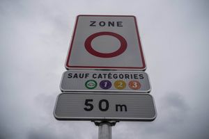La ZFE est une zone urbaine dont l'accès est réservé aux véhicules les moins polluants.