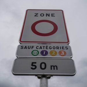 La ZFE est une zone urbaine dont l'accès est réservé aux véhicules les moins polluants.