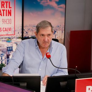 Yves Calvi anime la matinale de RTL depuis 2014.