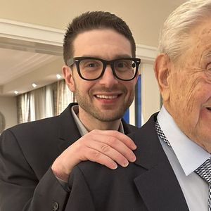 George Soros, 93 ans, et son fils Alexander, 38 ans, désigné président du réseau de fondations (Open Society Foundations) créé par l'ancien trader et fondateur du Quantum Fund.