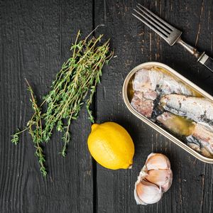 Pour bien vieillir, on profite des bienfaits des sardines, y compris en boîte (vitamines, protéines, oméga-3).