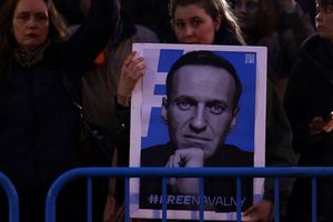 Hommage à Alexeï Navalny à Bruxelles, vendredi soir.