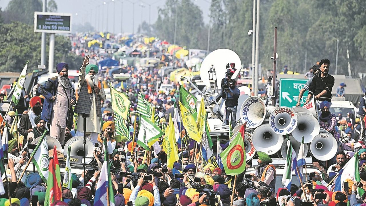 Des milliers d'agriculteurs tentent de rejoindre New Delhi pour mettre la pression sur le gouvernement. Ils ont été bloqués par la police dès le 13 février sur une autoroute menant à la capitale.