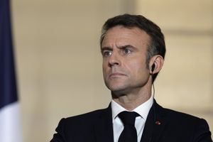 « Les forces d'extrême droite seraient inspirées de ne pas être présentes » à la panthéonisation des Manouchian, tranche Emmanuel Macron.