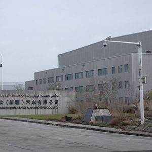 L'usine en partenariat entre VW et SAIC à Urumqi emploie environ 200 personnes.