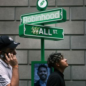 Des particuliers font la queue à Wall Street pour retirer un t-shirt aux couleurs de la populaire application de trading Robinhood en 2021.