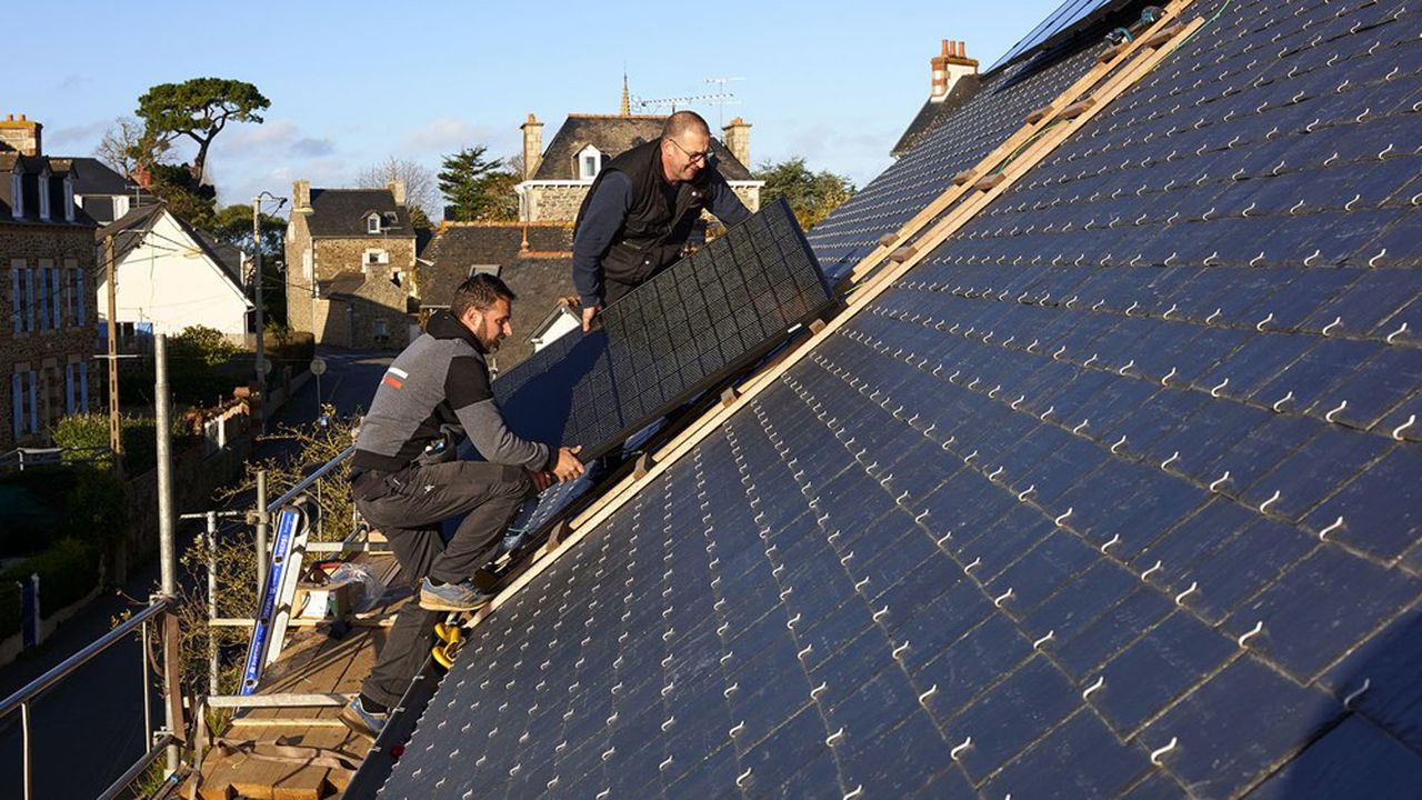 AXA France s'engage à financer jusqu'à 50 % du surcoût d'installations « vertes », comme des panneaux solaires.