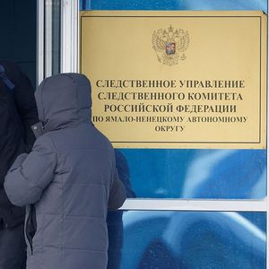 Lyudmila Navalnaya, la mère d'Alexeï Navalny et l'avocat du défunt, Alexeï Tsvetkov, sortent d'un bureau d'enquête dans la ville de Salekhard.