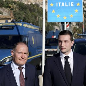 Fabrice Leggeri, ancien dirigeant de Frontex et désormais troisième sur la liste du RN aux élections européennes, et Jordan Bardella ce lundi, au poste frontière de Menton (Alpes-Maritimes).