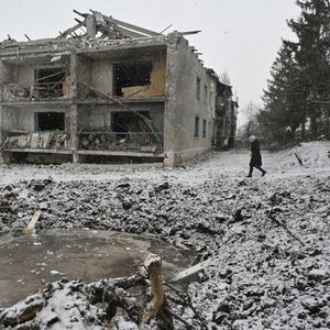 Les conséquences d'un récent bombardement aérien à Koupiansk en Ukraine, le 18 février 2024.