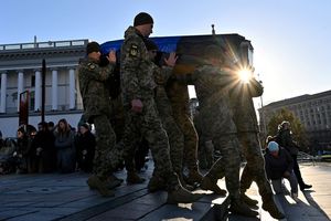 Les enterrements de soldats, ici à Kiev, illustrent la saign ée infligée par la guerre aux peuples russe et ukrainien.