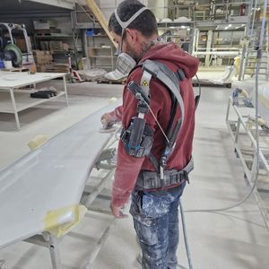 Chez Gréau Polyester, deux salariés de l'atelier finition ont été équipés d'un exosquelette personnel.