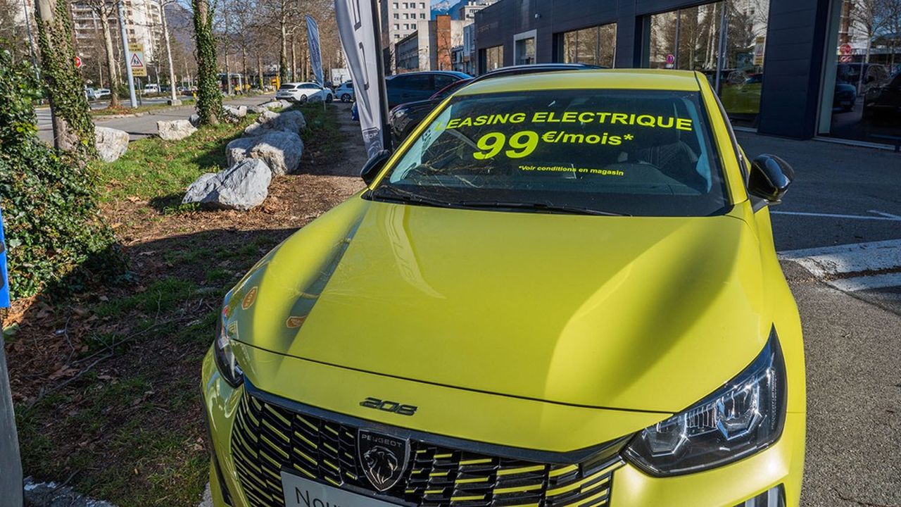 Accessible pour 99 euros par mois sans versement initial, la version électrique de la Peugeot e-208 a réalisé grâce au leasing social près de 12.500 commandes en six semaines seulement.