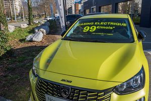 Accessible pour 99  euros par mois sans versement initial, la version électrique de la Peugeot e-208 a réalisé grâce au leasing social près de 12.500 commandes en six semaines seulement.