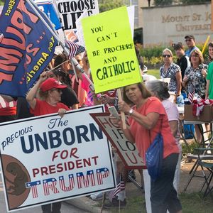 Donald Trump veut ménager la frange anti-avortement du parti, mais tout de même séduire les électeurs plus modérés.