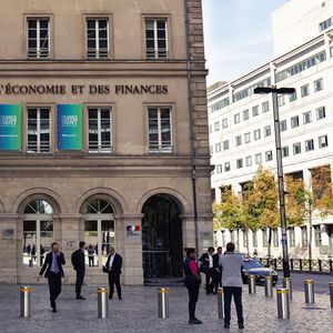 Bercy est accompagné de 15 banques partenaires pour placer la dette de l'Etat sur les marchés.