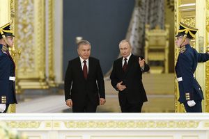 Le président ouzbek Chavkat Mirzioïev avec Vladimir Poutine, le 6 octobre, au Kremlin.