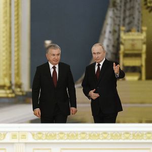Le président ouzbek Chavkat Mirzioïev avec Vladimir Poutine, le 6 octobre, au Kremlin.