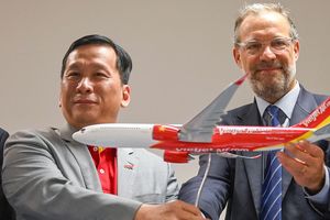 Benoit de Saint-Exupery, vice-président senior des ventes de la division avions commerciaux d'Airbus, et Dinh Viet Phuong, PDG de Vietjet, après la signature de l'accord au Salon aéronautique de Singapour.