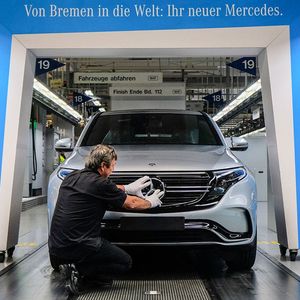 Dans l'usine de Brême, en Allemagne, un employé ajuste l'étoile sur un SUV Mercedes GLC, un des modèles les plus vendus de la marque.