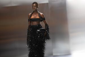 La collection haute couture printemps-été 2024 de Fendi était présentée le 25 janvier dernier au palais Brongniart à Paris.