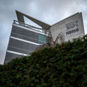 Nestlé prévoit de limiter la hausse de ses prix pour tenter de regagner les consommateurs perdus au profit de marques moins chères.