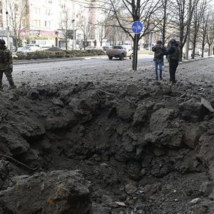 Un enquêteur militaire inspecte les dégâts causés par des bombardements à Donetsk, une région contrôlée par les Russes.