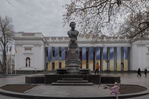 Buste d'Alexandre Pouchkine, célèbre po ète et romancier russe du XIIIe siècle, devant la mairie d'Odessa en Ukraine, le 6 janvier 2024.