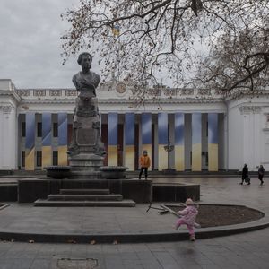 Buste d'Alexandre Pouchkine, célèbre poète et romancier russe du XIIIe siècle, devant la mairie d'Odessa en Ukraine, le 6 janvier 2024.