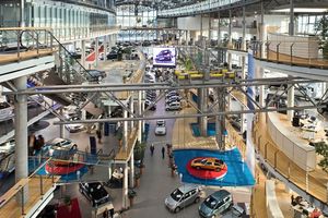Le showroom Mercedes de Salzufer à Berlin expose des véhicules sur trois étages.