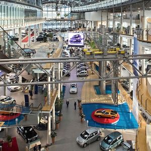 Le showroom Mercedes de Salzufer à Berlin expose des véhicules sur trois étages.