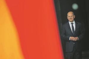 « Olaf Scholz parle de 'Zeitenwende' (nouvelle ère) mais il est incapable de la définir et de refaire l'unité de sa coalition SPD, Grünen et FDP autour d'une idée claire », selon Eric Le boucher.