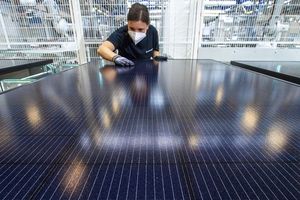 Fabrication de modules solaires dans l'usine de Freiberg (Saxe) de Meyer Burger. En 2021, le groupe annonçait vouloir employer jusqu'à 3.500 salariés sur ce site à terme.