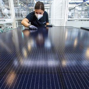 Fabrication de modules solaires dans l'usine de Freiberg (Saxe) de Meyer Burger. En 2021, le groupe annonçait vouloir employer jusqu'à 3.500 salariés sur ce site à terme.