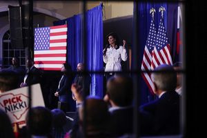 Nikki Haley mène une campagne intense en Caroline du Sud, mais reste loin derrière Donald Trump dans les intentions de vote.