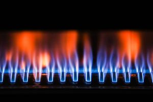 Les réserves de gaz, habituellement très sollicitées pour le chauffage pendant l'hiver, sont en effet encore remplies à 64,69 % en moyenne dans les pays de l'UE, selon la plateforme européenne Agregated Gas Storage Inventory (AGSI).