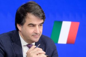 Raffaele Fitto, ministre des Affaires européennes, présentant le compte rendu semestriel du plan de relance italien le 22 février 2024 à Rome.