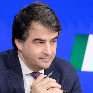 Raffaele Fitto, ministre des Affaires européennes, présentant le compte rendu semestriel du plan de relance italien le 22 février 2024 à Rome.