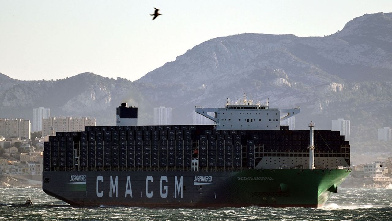 Le « CMA CGM Palais Royal », le plus gros porte-conteneurs mondial propulsé au gaz naturel liquéfié, dans la rade de Marseille.