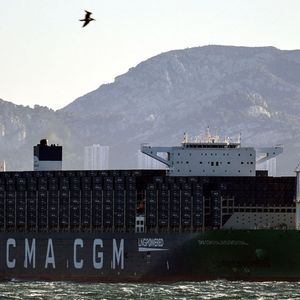 Le « CMA CGM Palais Royal », le plus gros porte-conteneurs mondial propulsé au gaz naturel liquéfié, dans la rade de Marseille.