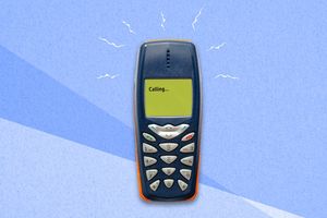 Plutôt qu'un smartphone qui comprend une multitude d'applications, certains préfèrent avoir un portable basique, pour passer des appels et écrire des sms.