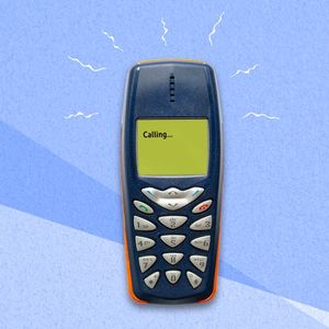 Plutôt qu'un smartphone qui comprend une multitude d'applications, certains préfèrent avoir un portable basique, pour passer des appels et écrire des sms.