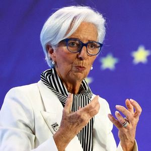 Le léger ralentissement de la hausse des salaires au quatrième trimestre a été jugé « encourageante » par la présidente de la BCE, Christine Lagarde.